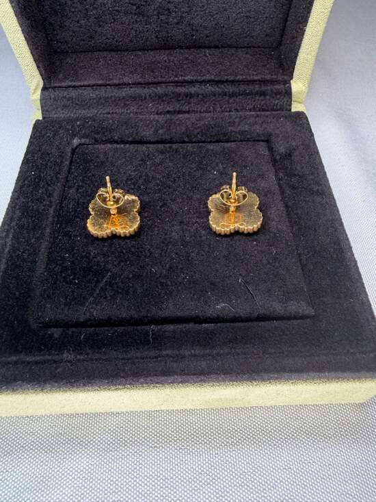Elegant 18k Gold Plated Guilloche Clover Stud Earrings - Picture 3 of 5